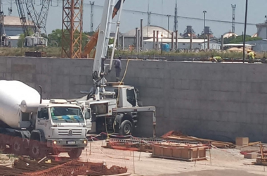 Aplicación de hormigón en proyectos en AMBA, garantizando durabilidad y resistencia en pavimentación y estructuras.